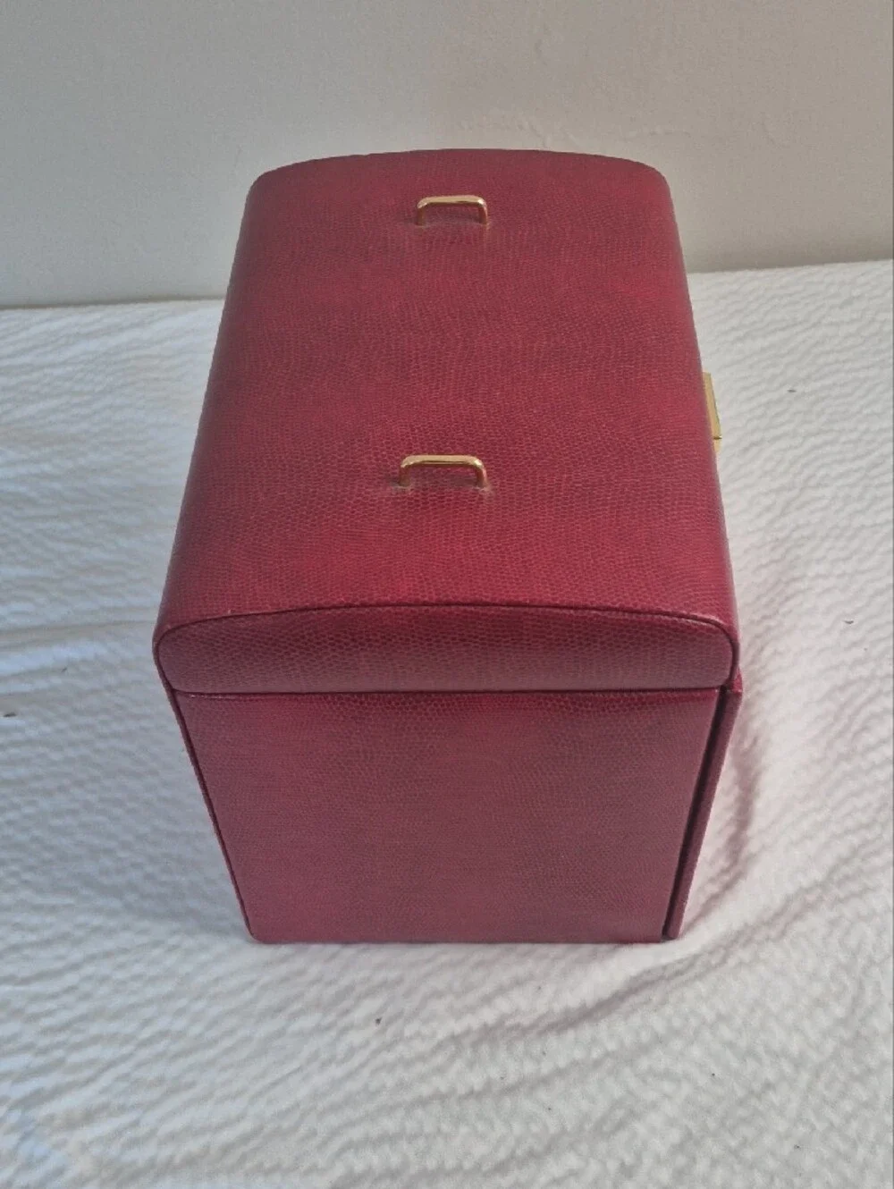Lg.LEATHER? FAUX?Jewelry Box Pullout Lg. RED W/mirror See Lock Has SCRATCH!!